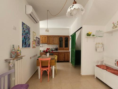 una cucina e una sala da pranzo con tavolo e sedie di Casa indipendente e con parcheggio a Tricarico, vicino Matera a Tricarico