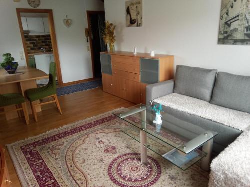 uma sala de estar com um sofá e uma mesa em Apartment Menesa 