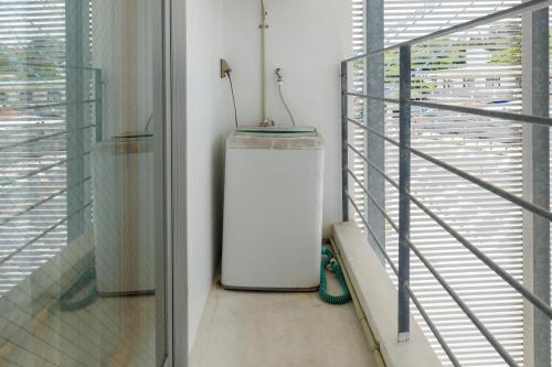a white refrigerator in a room with a window at 海まで徒歩1分 沖縄でも珍しい絶景ホテル 贅沢プライベートビーチ付き ビーチルーム in Onna