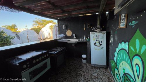 Il comprend une petite cuisine équipée d'une cuisinière et d'un réfrigérateur. dans l'établissement Pousada Espaço Naves LunaZen, à Alto Paraíso de Goiás