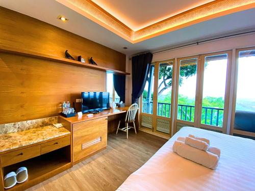 Postel nebo postele na pokoji v ubytování Phuket View Coffee and Resort