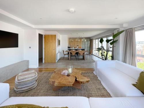 Χώρος καθιστικού στο Luxury City Penthouse with views