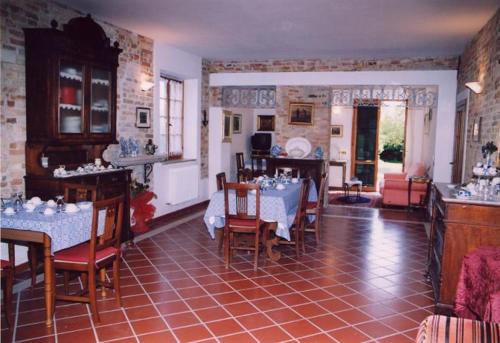 a dining room with tables and chairs in a room at Bed&Breakfast Giardino Agritourist in Controguerra
