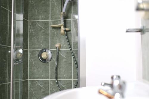 eine Dusche mit Duschkopf im Bad in der Unterkunft Long Quay Apartments, Clonakilty in Clonakilty