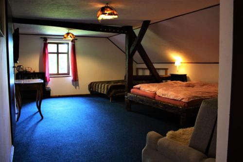 1 Schlafzimmer mit 2 Betten und einem Fenster in der Unterkunft U Lesíčka in Vysoká