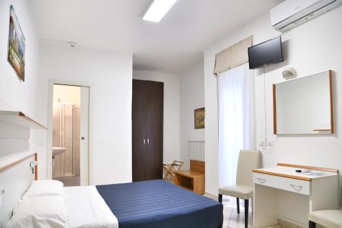 Habitación de hotel con cama, escritorio y silla en Hotel Mayola, en San Bartolomeo al Mare