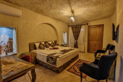 Una cama o camas en una habitación de CaveAdocia Stone&Cave Hotel