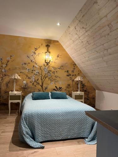 - une chambre avec un lit orné d'un mur fleuri dans l'établissement Kerhoki, au Vivier-sur-Mer