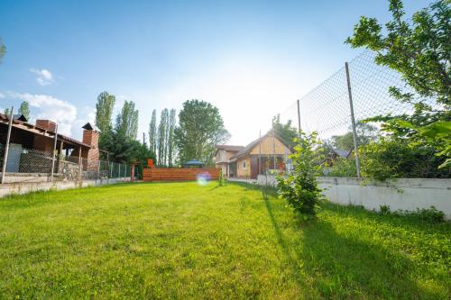 Un jardín fuera de Villa Bezho Ljubanista
