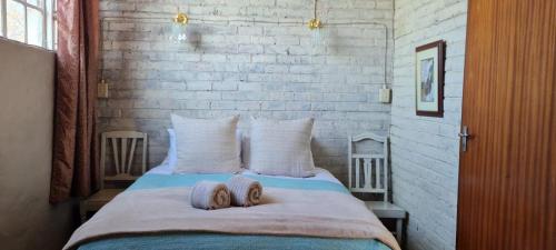 um quarto com uma cama grande com duas toalhas em Green Thumb Farm Stay em Ermelo