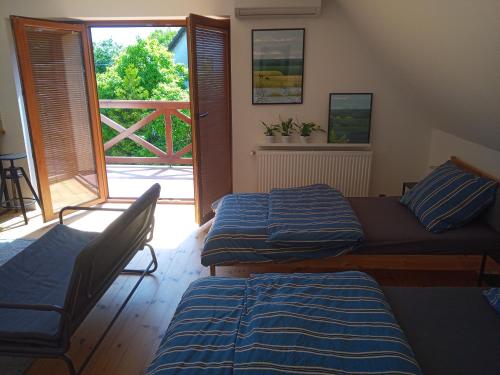 2 łóżka w pokoju z balkonem w obiekcie na Maków w mieście Opole