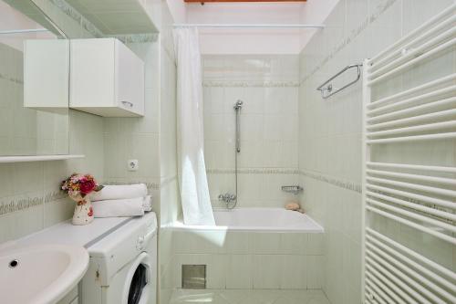 uma casa de banho branca com uma banheira e um lavatório em Apartment Ermineous A34 em Dubrovnik