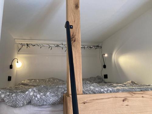 ein Schlafzimmer mit einem Etagenbett im Dachgeschoss in der Unterkunft ciao-aschau Haus zur Burg Apartment Terrassenstüberl 113 in Aschau