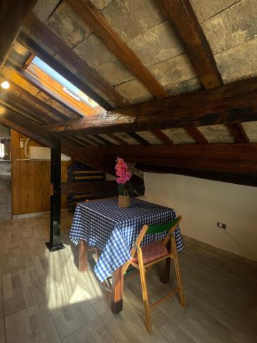 una mesa y sillas en una habitación con techo en Blue Zì Albina Apartments, en Vasto