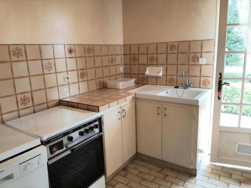 małą kuchnię ze zlewem i zmywarką do naczyń w obiekcie Maison spacieuse avec jardin, proche commerces et plage, 6 couchages, parking privatif - FR-1-239-902 w mieście Capbreton