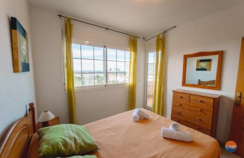 1 dormitorio con cama y ventana en C Veneziola A5J, en La Manga del Mar Menor