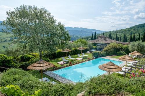 un complexe avec une piscine bordée de parasols dans l'établissement Terre di Baccio, à Greve in Chianti