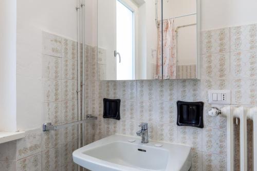ein Bad mit einem Waschbecken und einem Spiegel in der Unterkunft Casa Bruna in Seravezza