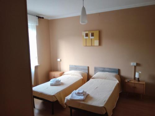 Boves的住宿－Locanda Ostu di San giacu，一间客房内配有两张床的房间