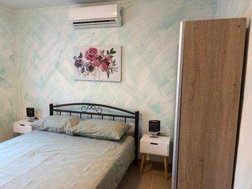 1 dormitorio con 1 cama y 2 mesitas de noche en Dora house with WiFi and outdoor swimming pool, en Pula