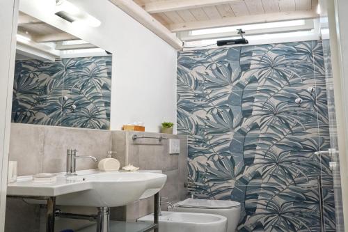 bagno con lavandino e servizi igienici di Lo Scoglio della Formica B&B a Capo dʼOrlando