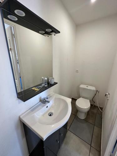 Koupelna v ubytování AZUR HOTEL