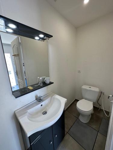 Koupelna v ubytování AZUR HOTEL
