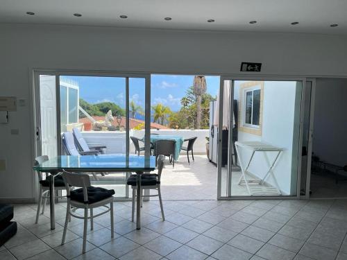 comedor con mesa de cristal y sillas en Bungalow Cañaveras Vistas en Los Realejos