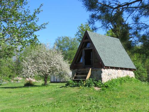 的住宿－Ventnieki，田野上的小小屋,有树