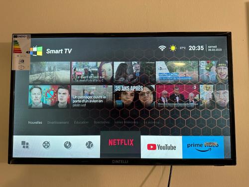 TV a/nebo společenská místnost v ubytování AZUR HOTEL