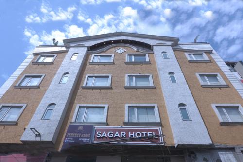 Un gran edificio de ladrillo con un reloj encima. en Sagar Hotel JUST 5 MIN FROM GOLDEN TEMPLE, en Amritsar