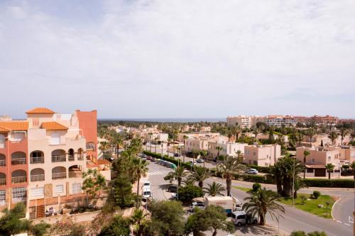 una vista aérea de una ciudad con palmeras y edificios en Apartamento Babor Golf Almerimar, en Almerimar