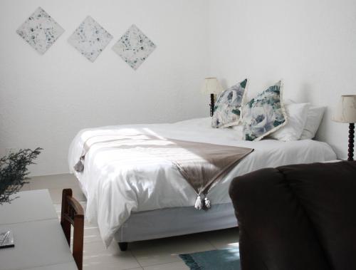 En eller flere senge i et værelse på Eucalyptus Cottage