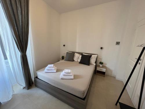 um quarto com uma cama com toalhas em San Martino Rooms Third Floor No Lift em La Spezia