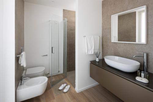 The Palm Riccione في ريتشيوني: حمام مع حوض ومرحاض ومرآة