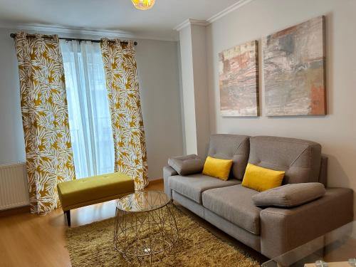 博伊羅的住宿－Apartamento Ría de Arousa，带沙发和窗户的客厅