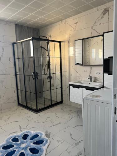 a bathroom with a shower and a sink at Mirayim Apart & Otel in Ardeşen