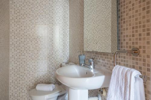 een badkamer met een wastafel en een toilet bij torderalux in Tordera