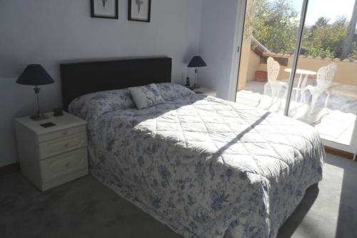 Postel nebo postele na pokoji v ubytování Comfortable, stylish house in small rural village