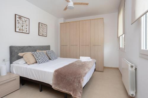 um quarto com uma cama e um armário de madeira em torderalux em Tordera