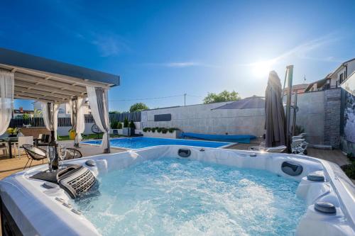 Bazén v ubytování Villa Beauty with heated pool and jacuzzi nebo v jeho okolí