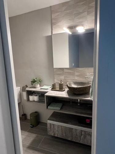 ein Bad mit einem Waschbecken und einem Spiegel in der Unterkunft La Casita del Castillo in Candeleda