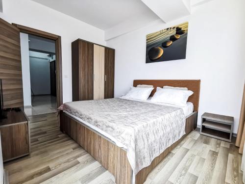 ein Schlafzimmer mit einem großen Bett und einem TV in der Unterkunft Aqua Vista NUBA - Vedere Top la Mare si Lac - Summerland in Mamaia