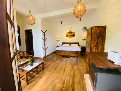 a bedroom with a bed and a desk in a room at The kingdom of ella in Ella