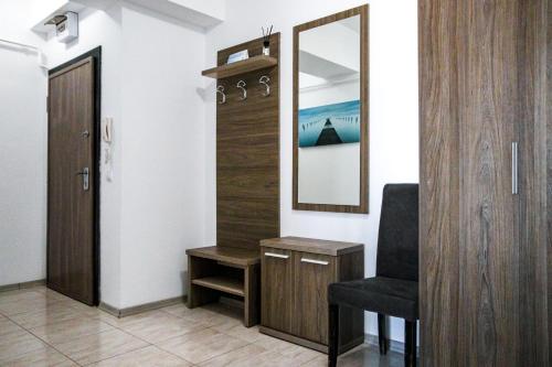 ein Ankleidezimmer mit einem Stuhl und einem Spiegel in der Unterkunft Aqua Vista NUBA - Vedere Top la Mare si Lac - Summerland in Mamaia