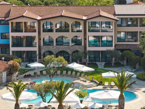 エリアにあるAnthemus Sea Beach Hotel and Spaのプールとパラソル付きのリゾートの空中ビュー
