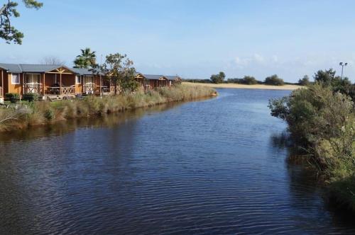 um rio com casas ao lado dele em Mobilhome tout confort les viviers em Lège-Cap-Ferret