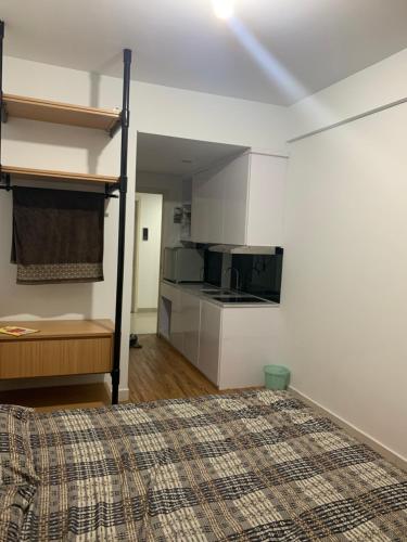 ein Schlafzimmer mit einem Etagenbett und eine Küche in der Unterkunft Edelweis room in Bulanbulan
