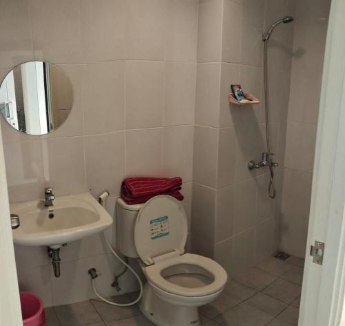 La petite salle de bains est pourvue de toilettes et d'un lavabo. dans l'établissement Edelweis room, à Bulanbulan