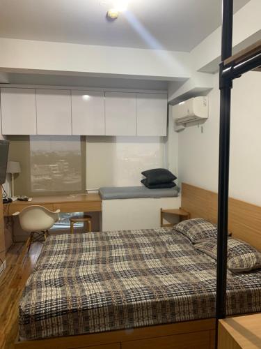 - une chambre avec un lit et un bureau dans l'établissement Edelweis room, à Bulanbulan